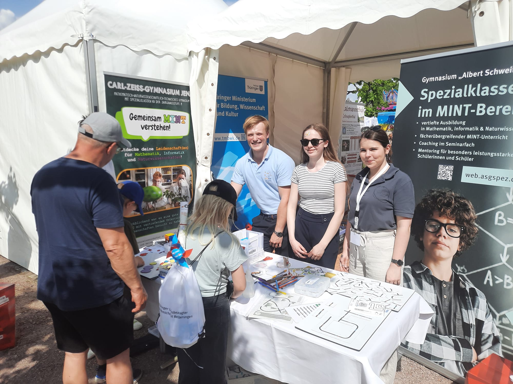 Mit Theo, Mara, Linnéa, Nika, Jonah, Sophie und Jannik zum ThüringenTag in Gotha – Experimente & Ministergespräch