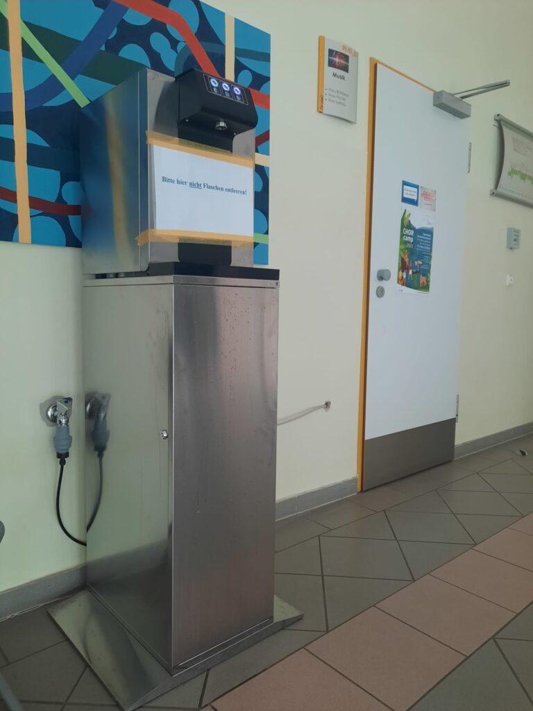 Erfrischung auf Knopfdruck – Trinkwasserspender in Betrieb genommen