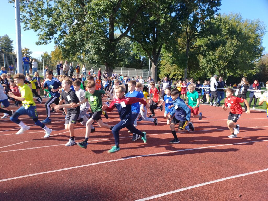 💨🏃‍♀️ Erfolgreich beim Jenaer Schulcrosslauf 2025 – das CZG zeigt Ausdauer! 🏅🏃‍♂️