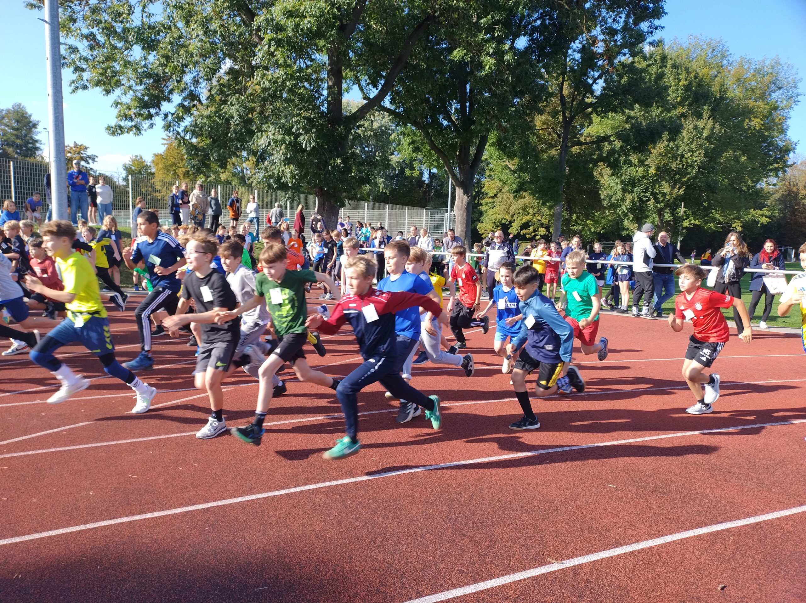 💨🏃‍♀️ Erfolgreich beim Jenaer Schulcrosslauf 2025 – das CZG zeigt Ausdauer! 🏅🏃‍♂️