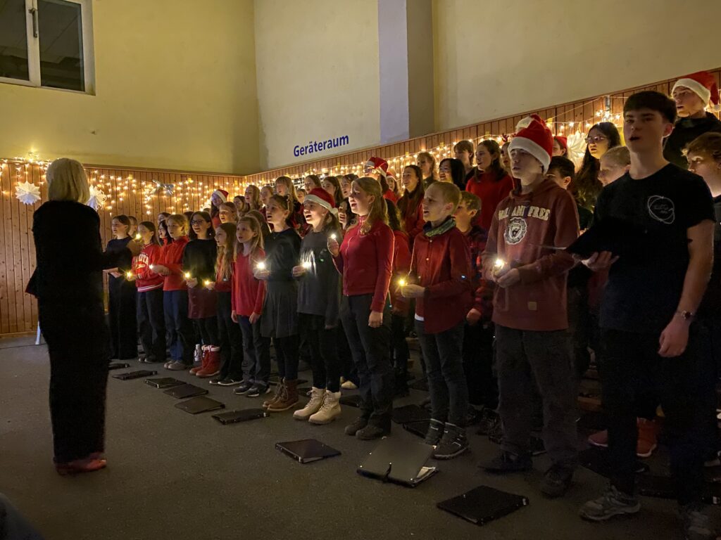 ✨ 🎶 Lichter, Klänge und Vorfreude: Wenn die Turnhalle zur Konzerthalle wird 🎄 🎁