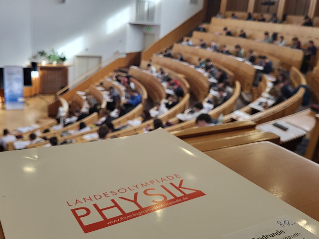 ⚡🧠 Vom Klassenzimmer in den Hörsaal – Nachwuchsphysiker in Finalrunde der 35. Thüringer Physikolympiade 🎓🔍